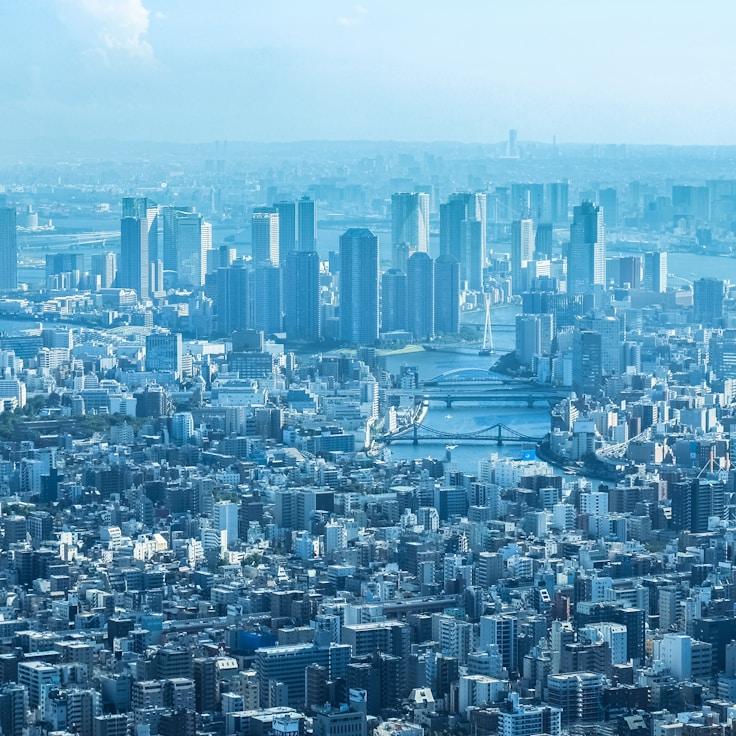 Parents evaluating schools in Germany